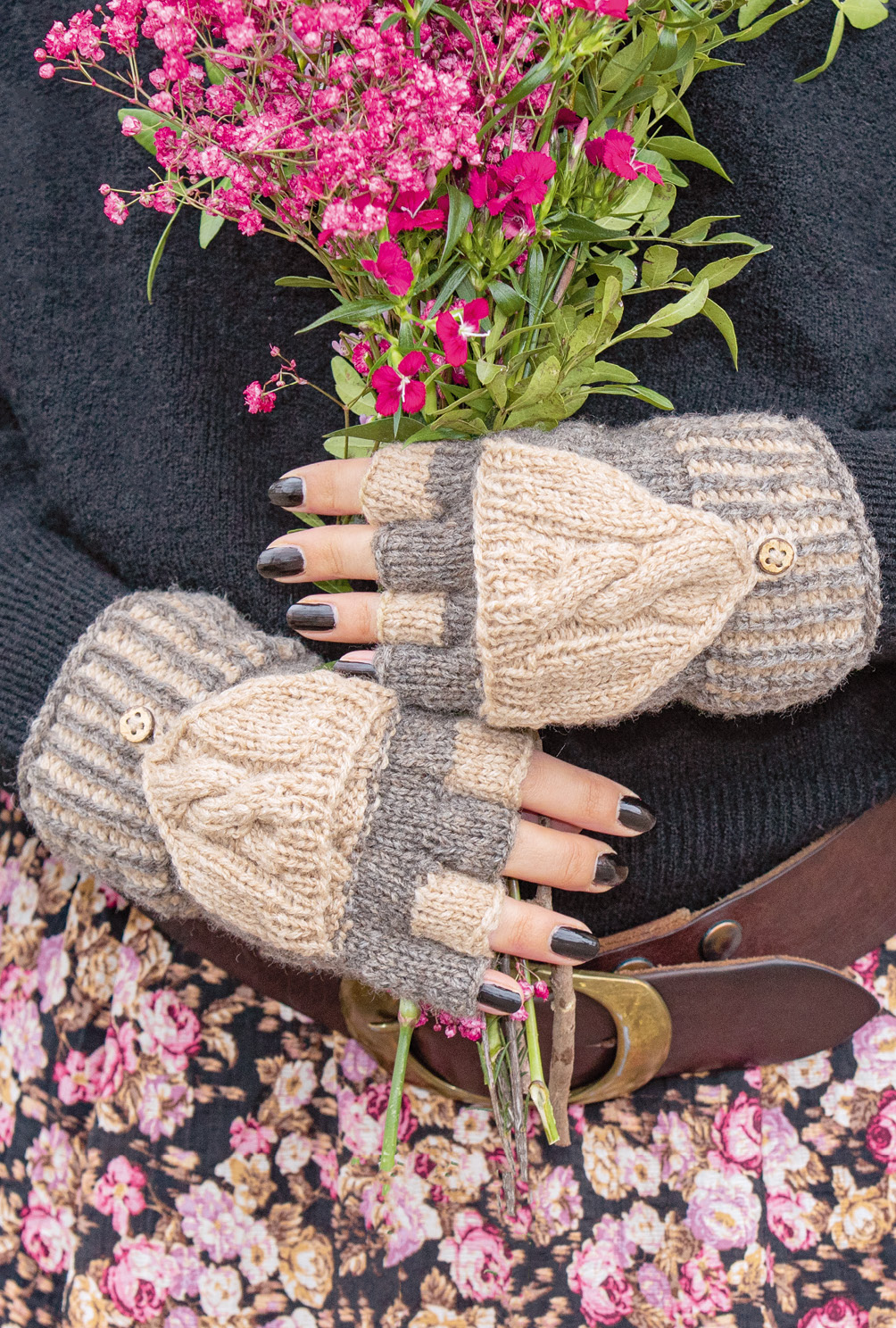 Gestrickte Marktfrauen-Handschuhe mit Fingerkappe in Beige-braun