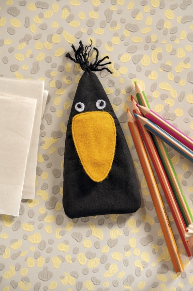 Schwarz-gelber, handgemachter Stoffvogel mit gelbem Schnabel. Modisch, niedlich, kreative Handarbeit.
