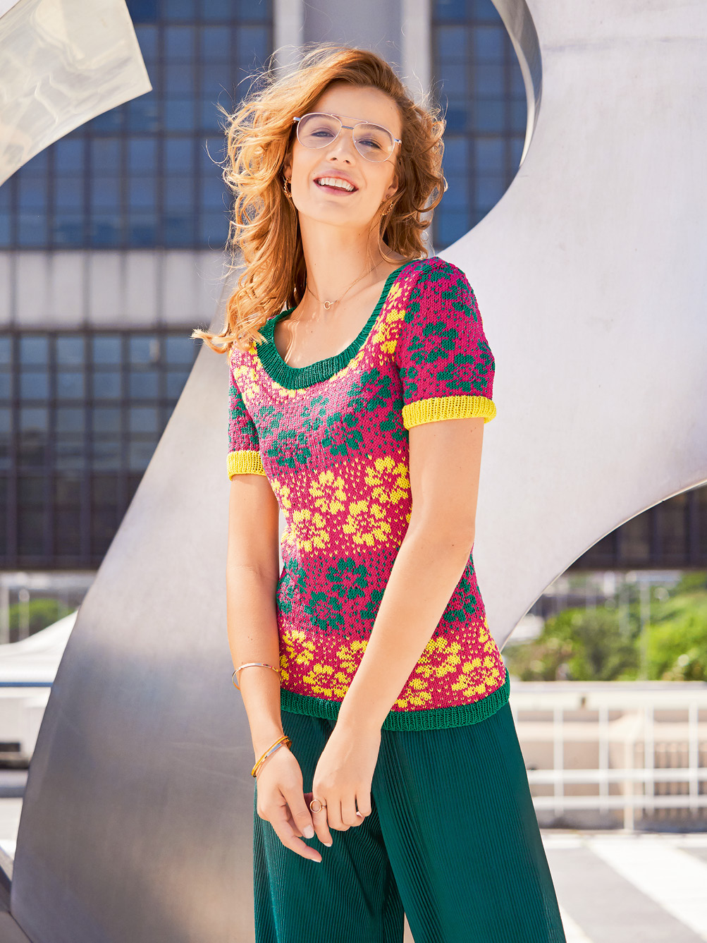 Strickshirt mit ausgefallenem Blumendekor Modellansicht Bild 1: Strickshirt mit ausgefallenem Blumendekor