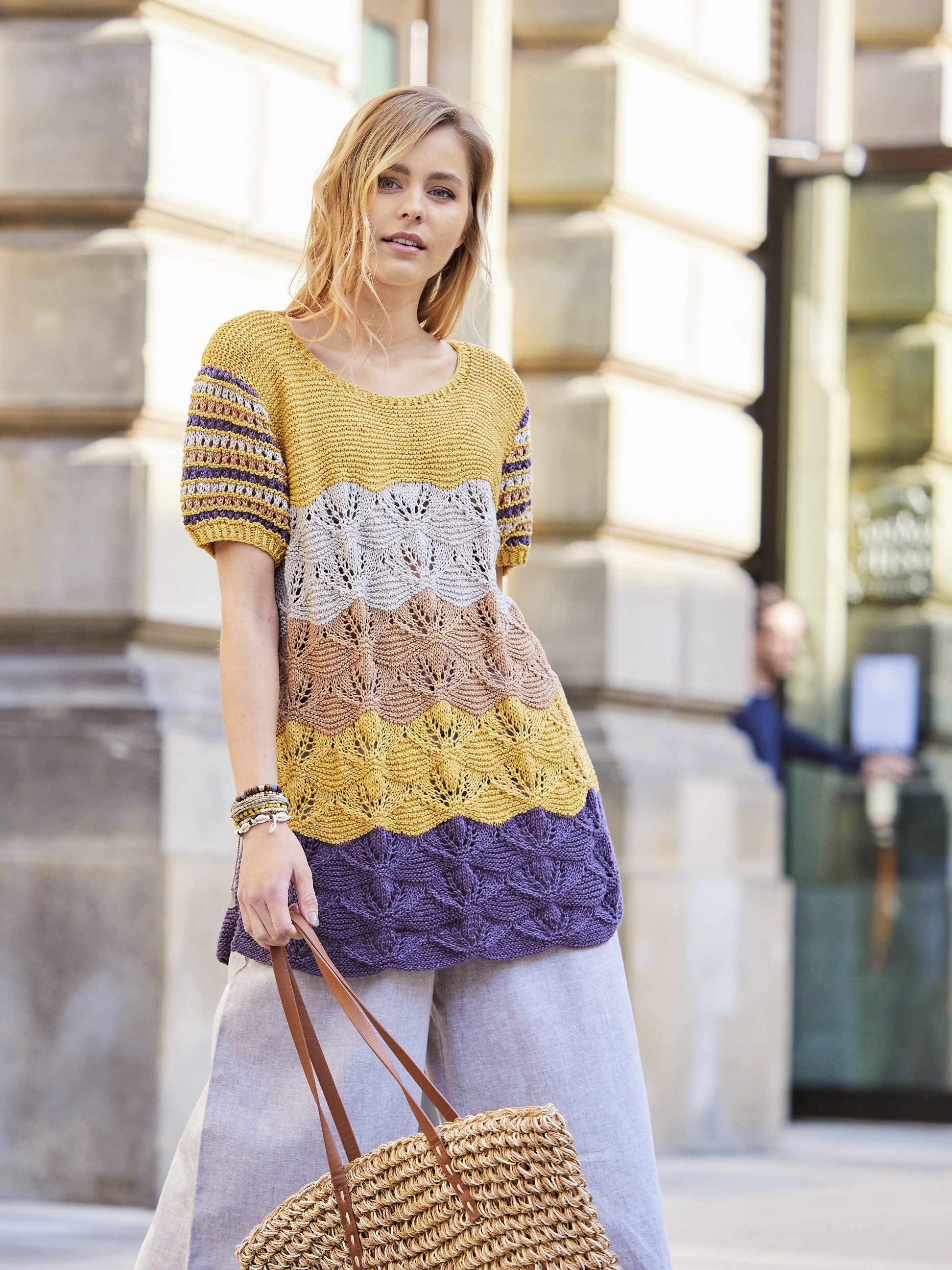 Modischer, handgemachter Pullover in Gelb, Lila und Beige. Wellenmuster, kurzer Schnitt, auffällige Strukturen.