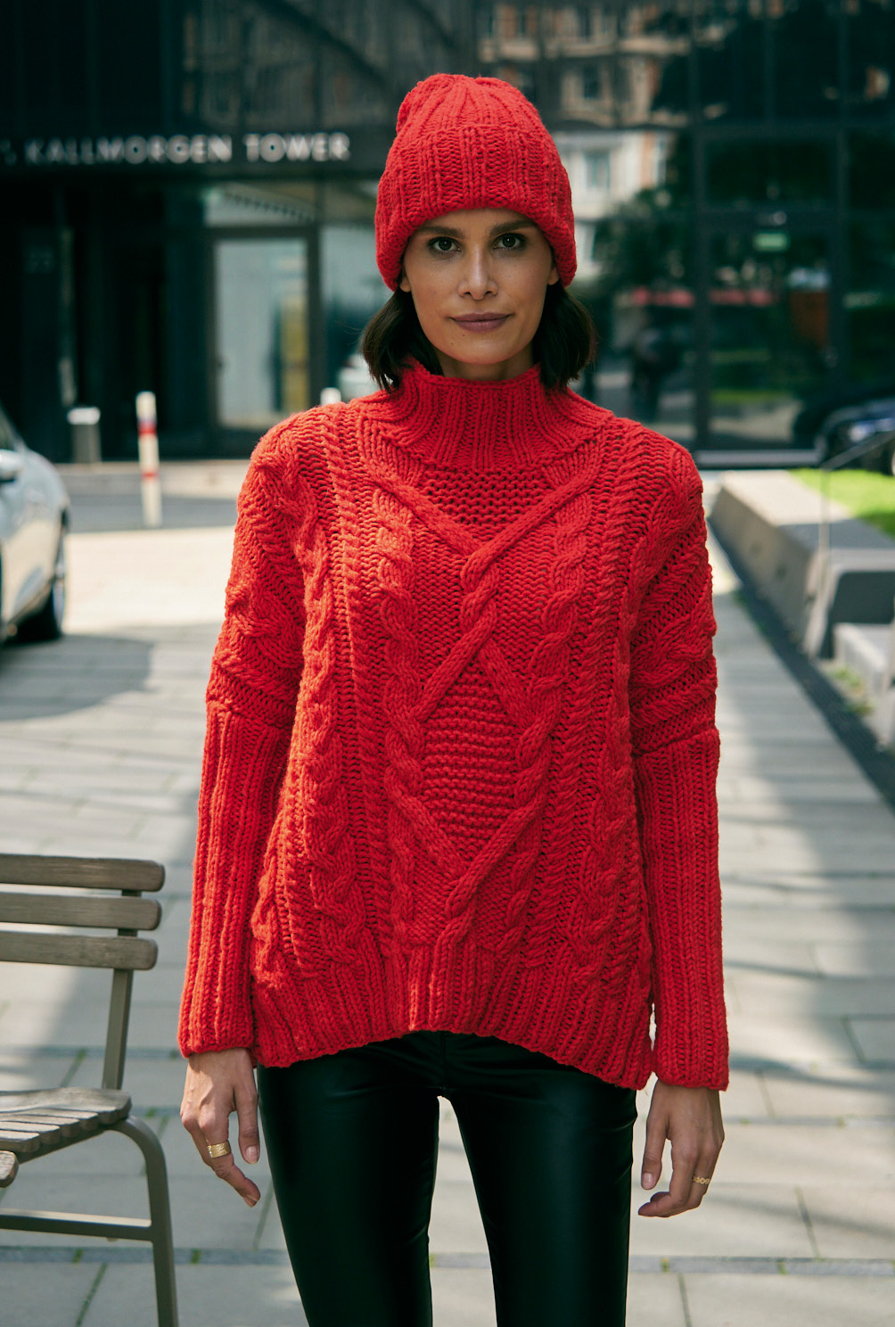 Roter Pullover mit Aranmuster und Mütze
