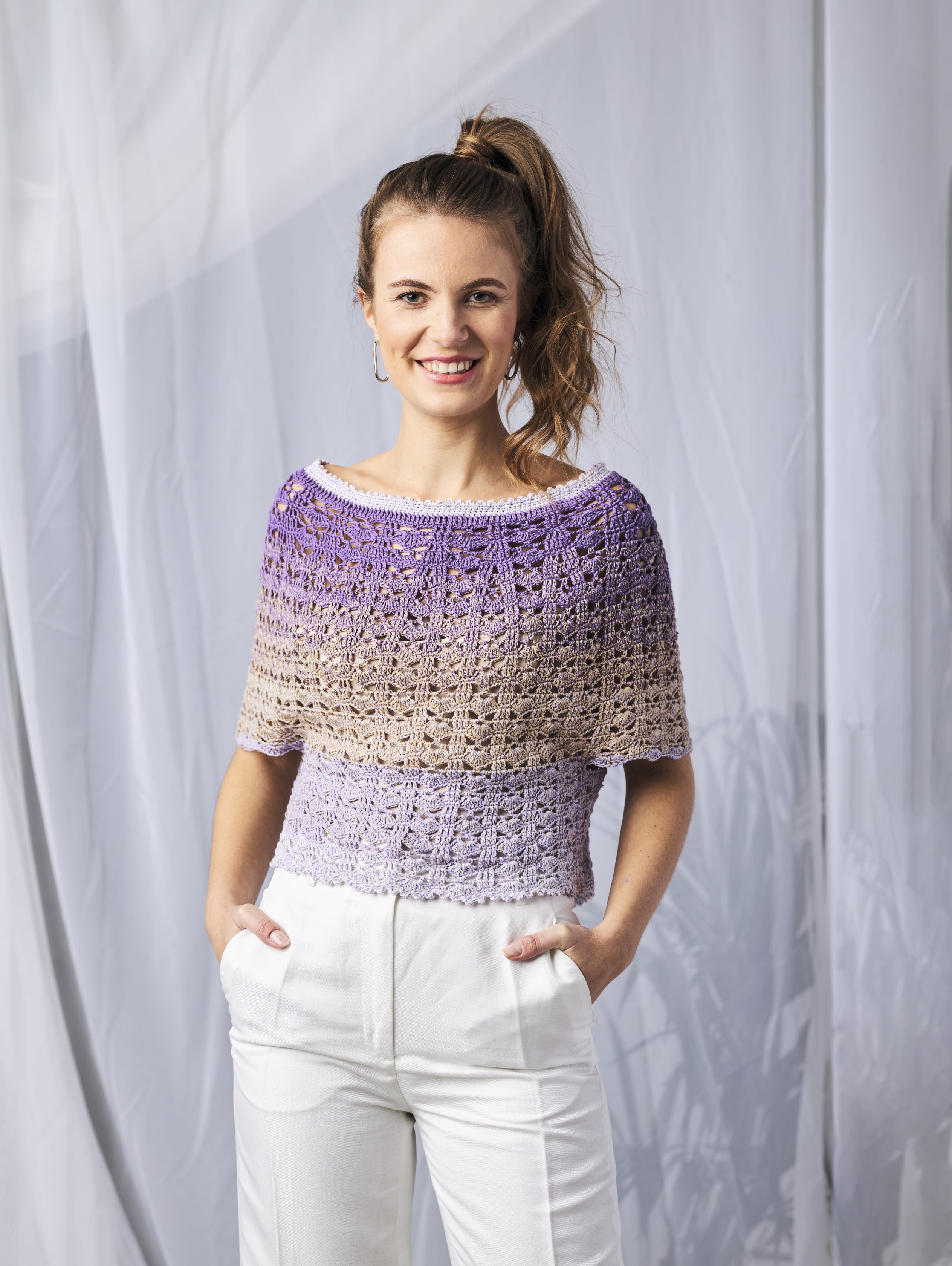 Modischer Häkelpullover in Lila- und Beigetönen. Luftiges Muster, handgearbeitet, trendiges DIY-Design.