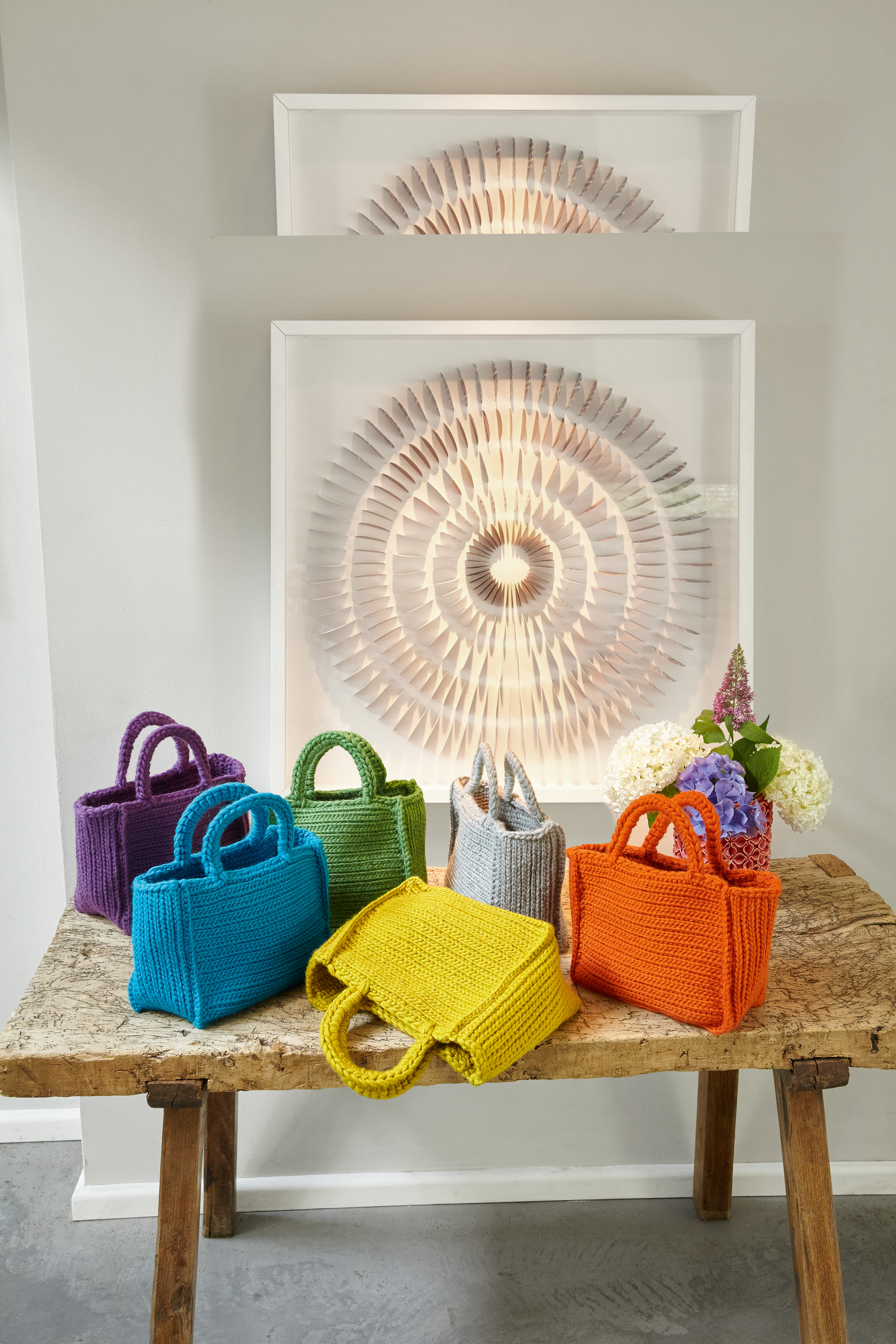 Strahlende, handgemachte Taschen in purpur, blau, grün, grau, gelb und orange. Kreativ, modisch, individuell.