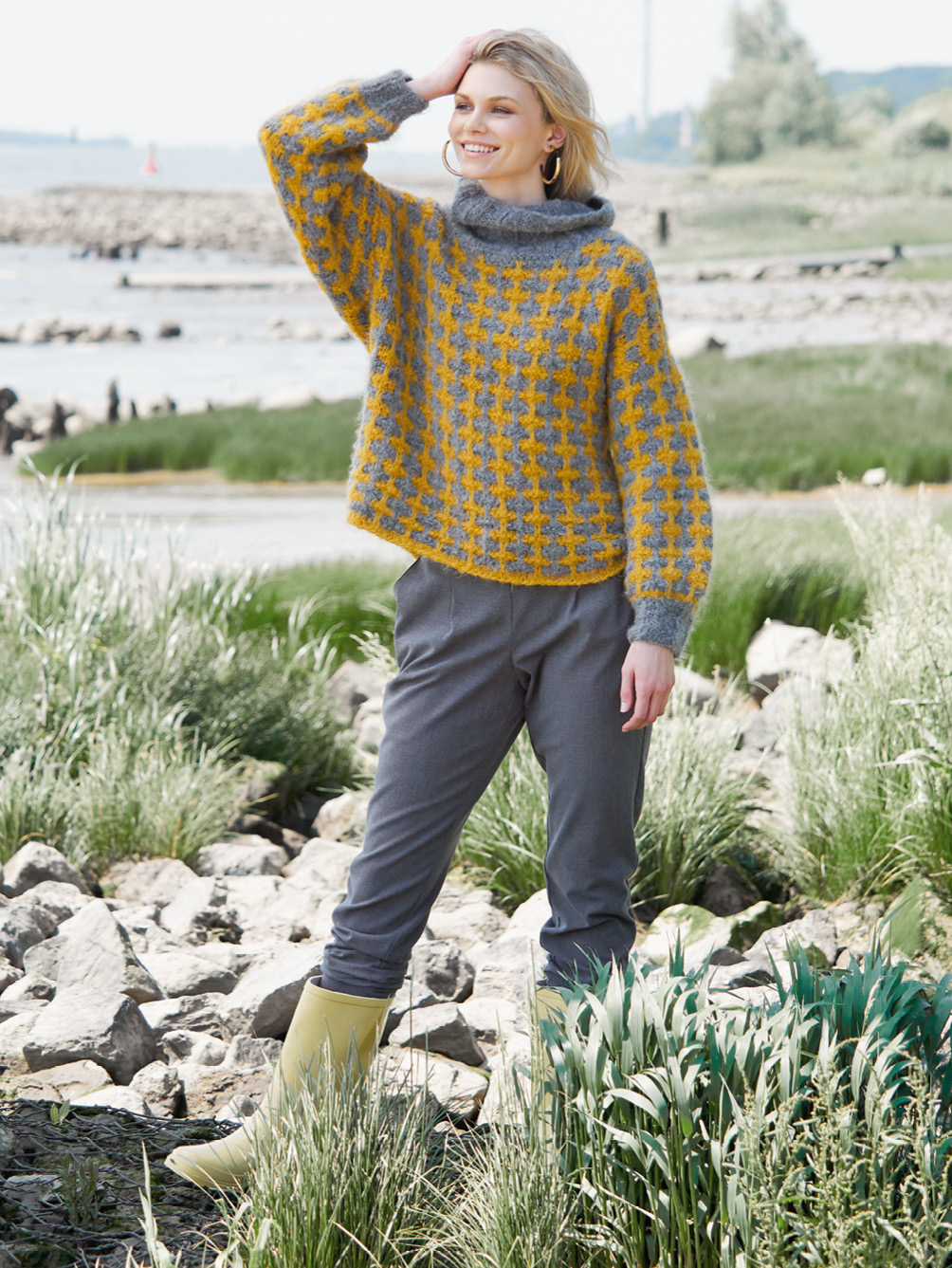 Modellansicht Bild 1: Pulli mit Hebemaschenmuster in Grau und Ocker