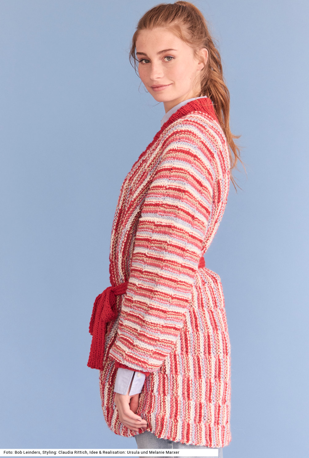 Modellansicht Bild 3: Quergestrickte Jacke mit Gürtel