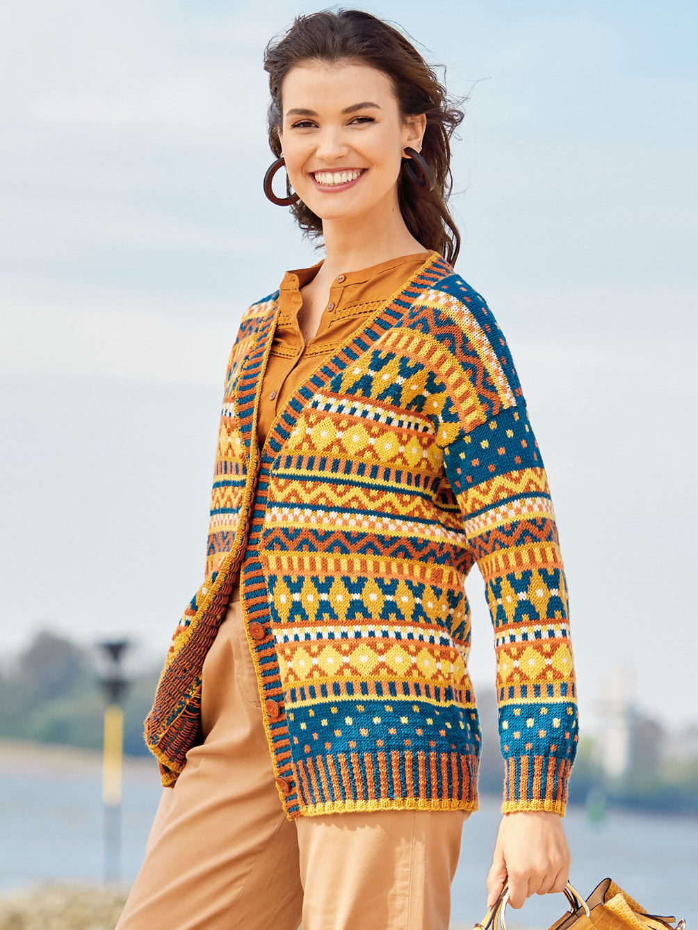 Modellansicht Bild 1: Jacke mit Ethno-Muster