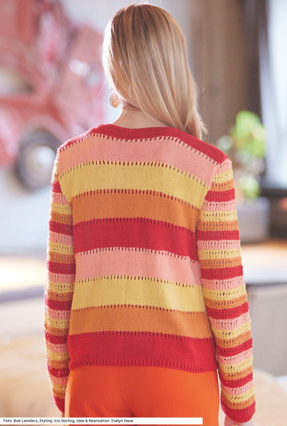 Modellansicht Bild 9: Gestreifte Jacke in Rot, Orange, Lachs und Gelb mit rotem Top