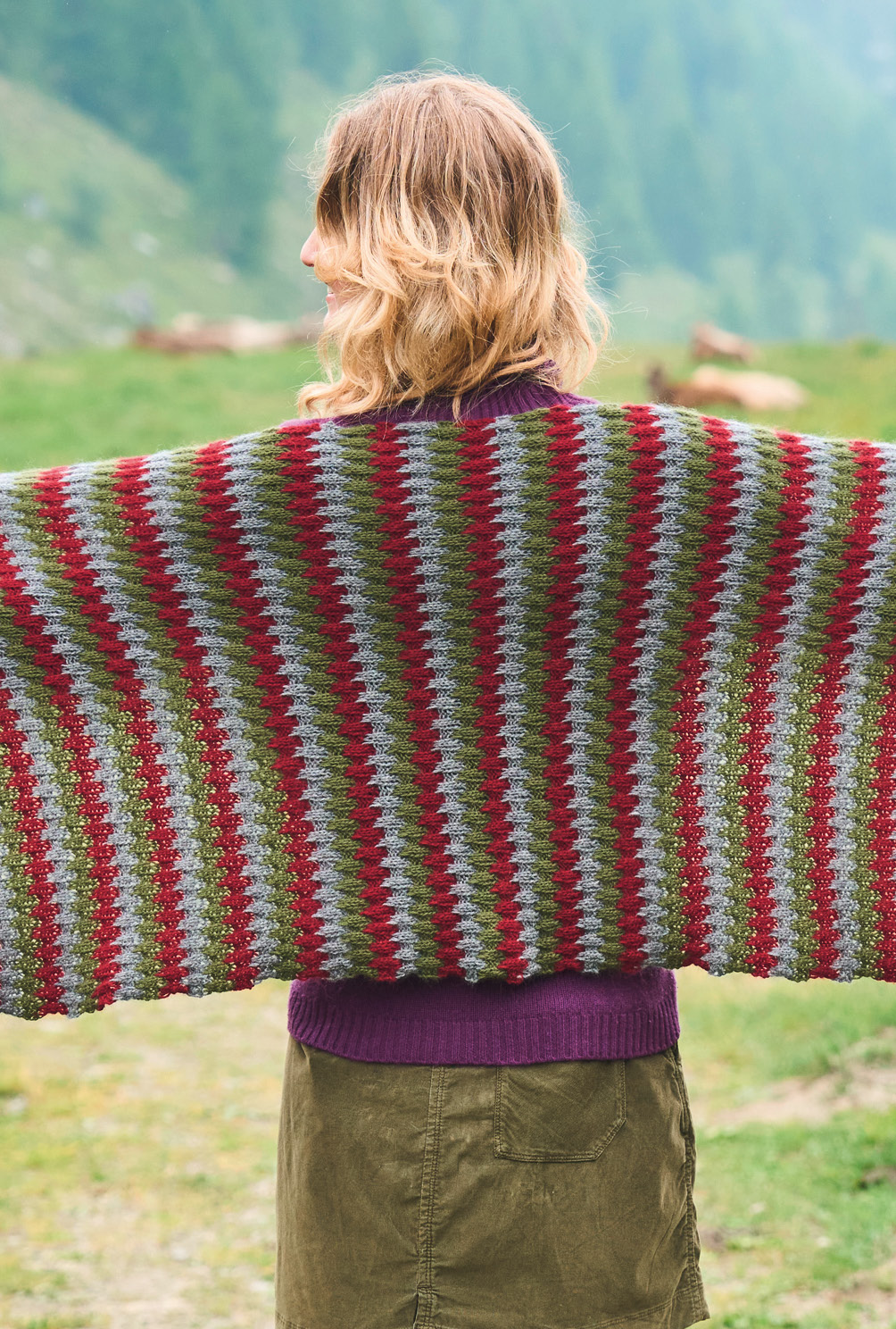 Modellansicht Bild 4: Stola im Hebemaschenmuster