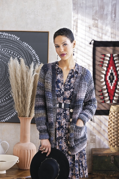 Gestreifte Strickjacke, dezente Farben, florales Kleid, modisch mit DIY-Charme. Handgemacht wirkend.