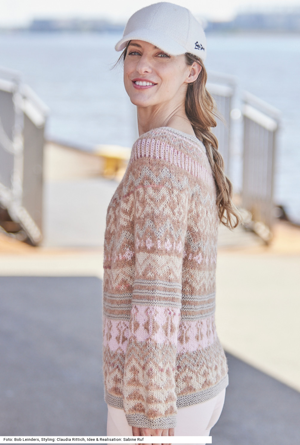 Modellansicht Bild 3: Raglan von oben: Pulli mit Jacquardmuster in Greige, Sand, Puderrosa und Beige