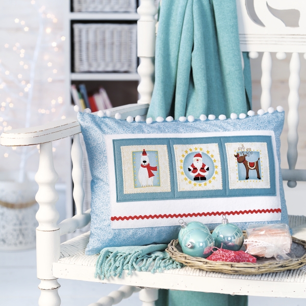 Modisches, handgemachtes Kissen mit blauem Patchwork, Schneemann-, Santa- und Rentiermotiven.