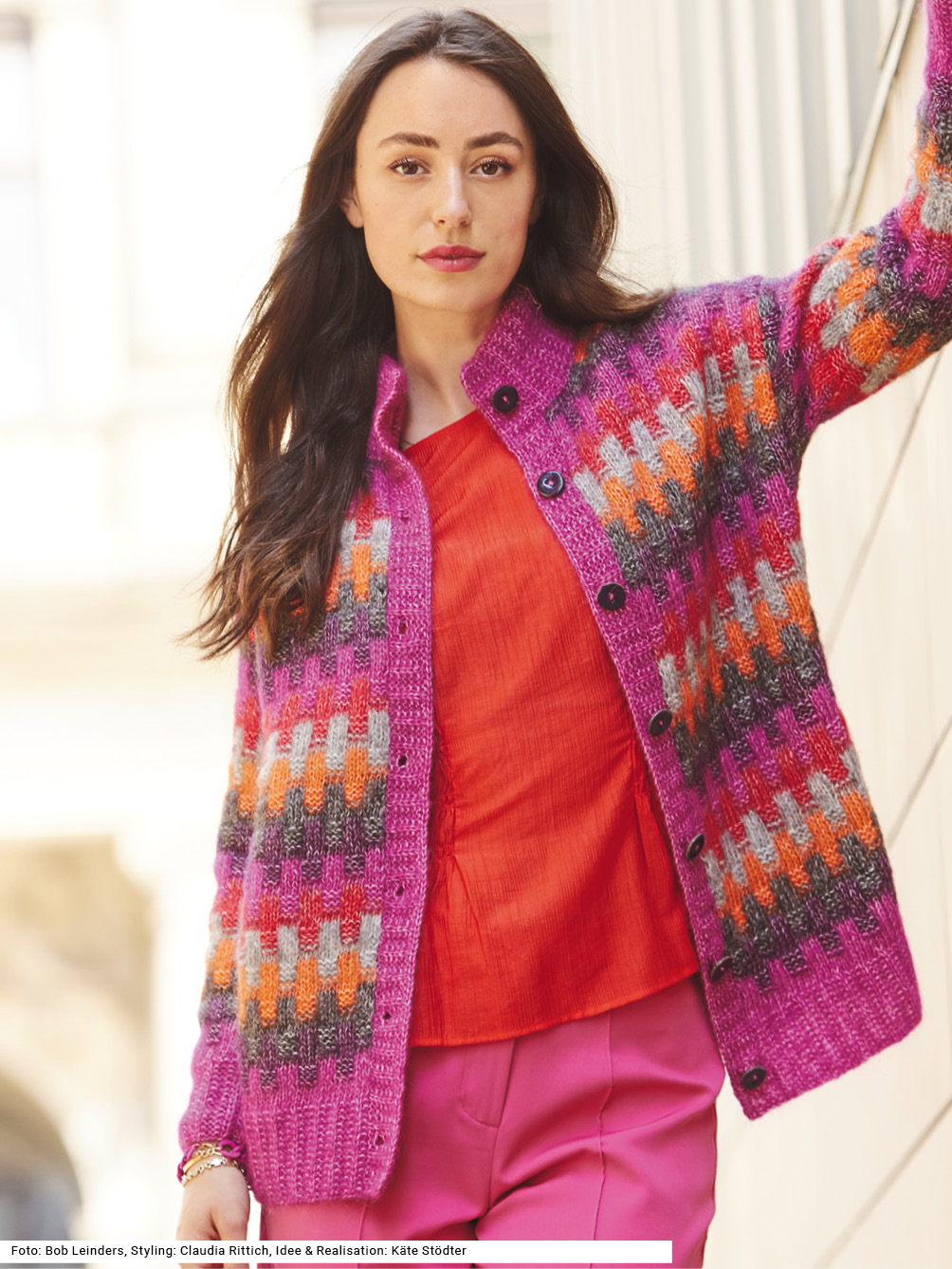 Modellansicht Bild 1: Jacke mit Jacquardmuster in Zyklam, Brombeere, Rot und Orange
