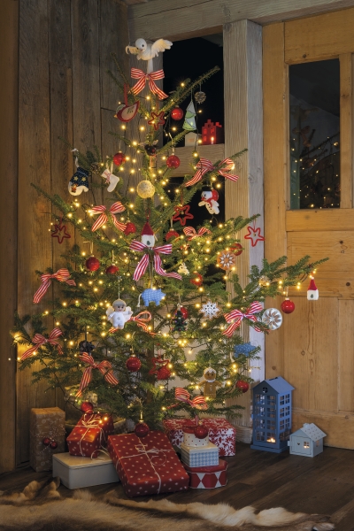 Farbenfroh, handgemacht, DIY Kugeln, rot-weiße Schleifen, leuchtende Lichter, selbstgemachte Details.