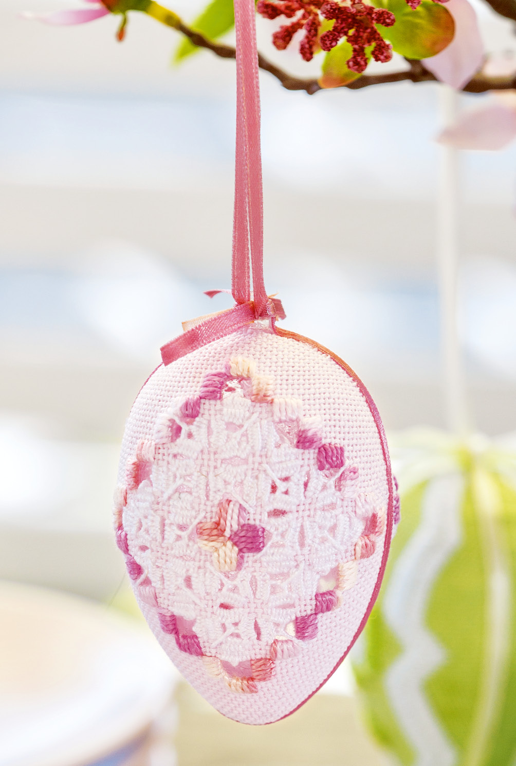 Modellansicht Bild 3: Bestickte bunte Ostereier in Hardangertechnik