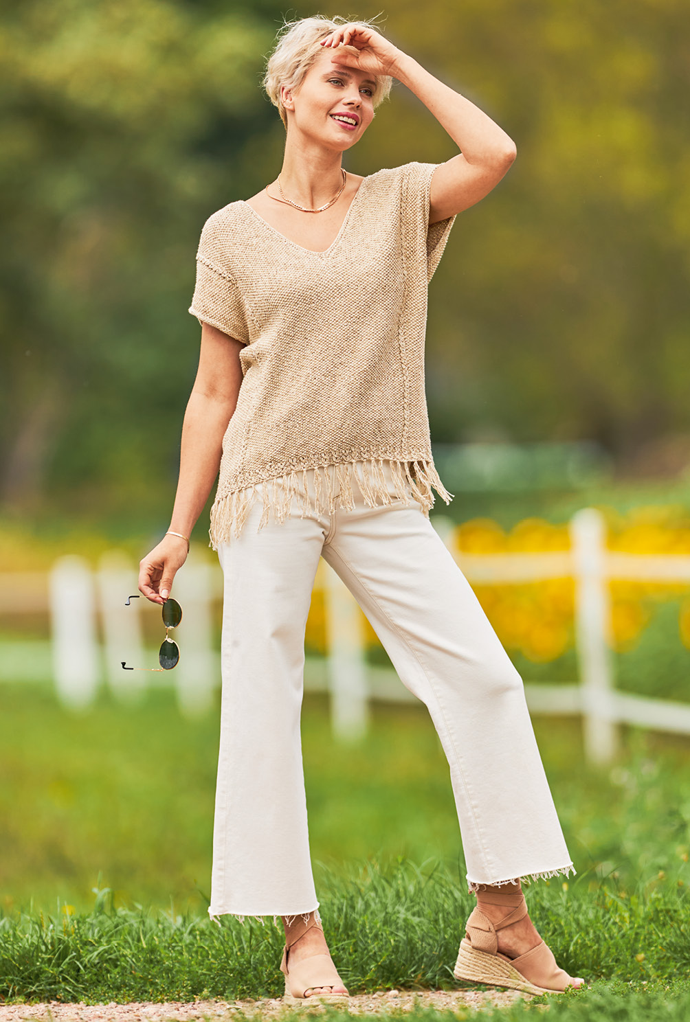 Modellansicht Bild 2: Beige-melierter Kurzarm-Strickpulli mit Fransen