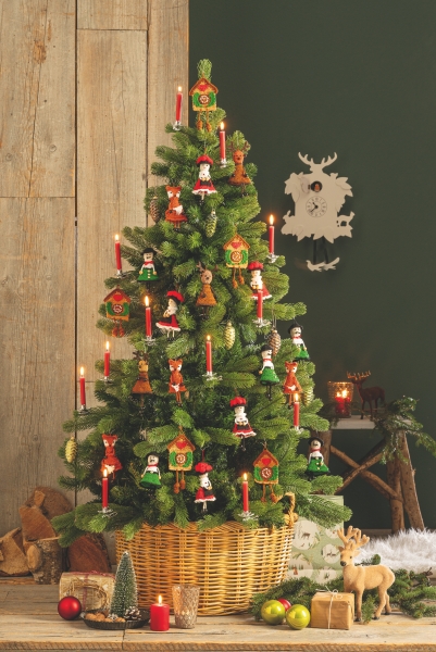 Charmant dekorierter Baum mit handgemachten Puppen. Lebhafte Farben, rot und grün, DIY-Charme.