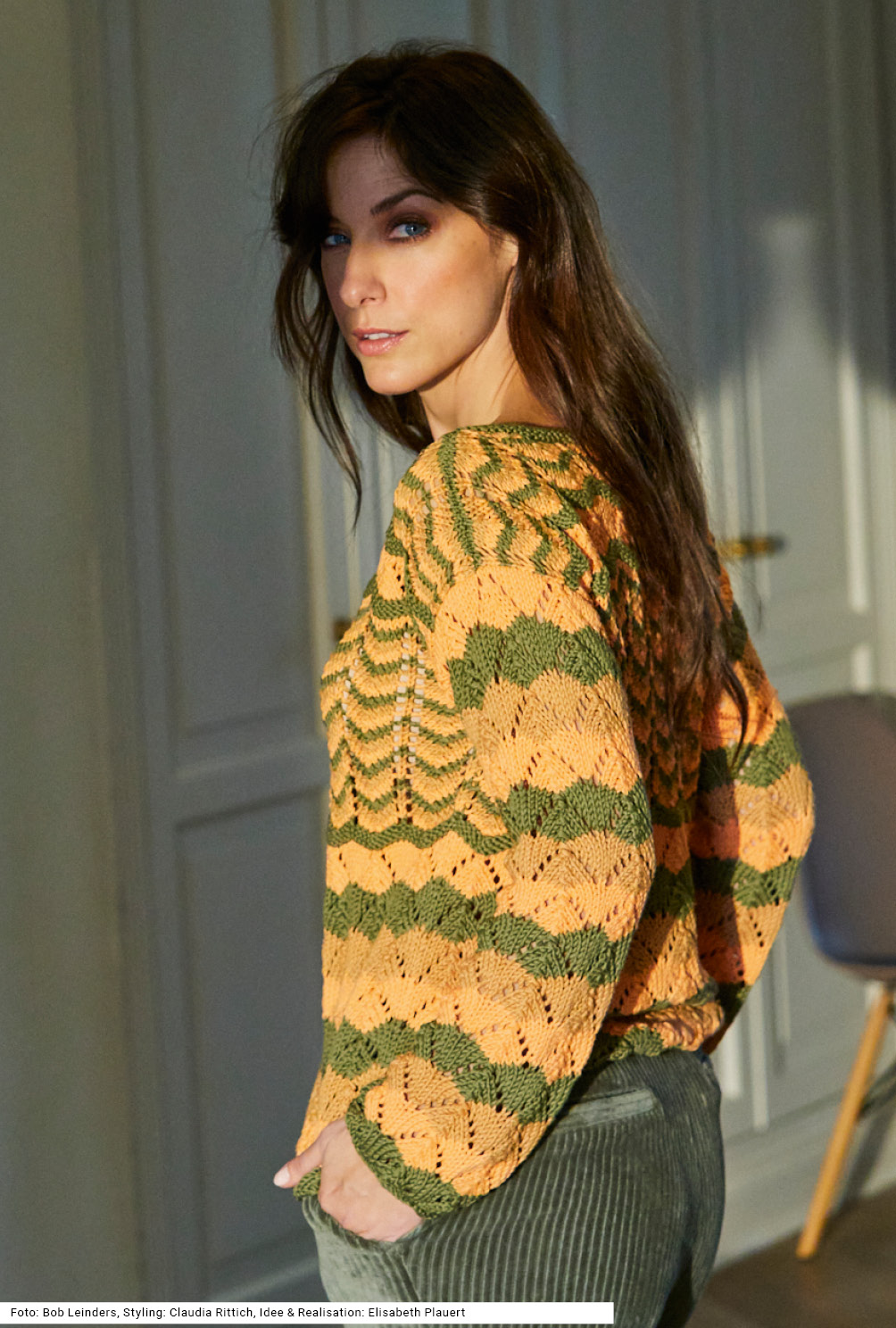 Modellansicht Bild 4: Pulli mit Ajourmusterstreifen in Oliv, Mandarin und Camel