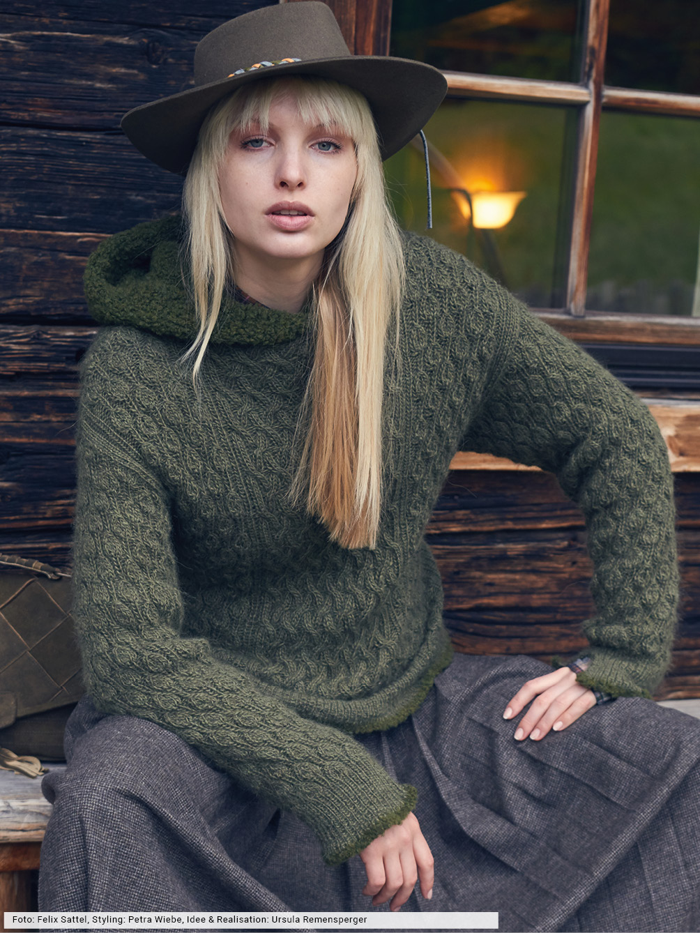 Modellansicht Bild 1: Kapuzenpulli mit tollen Zopf- und Blattstrukturen