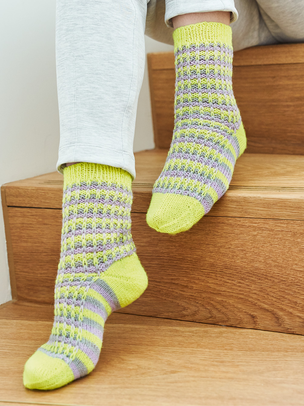 Fröhliche Socken im Hebemaschenmuster Modellansicht Bild 1: Fröhliche Socken im Hebemaschenmuster