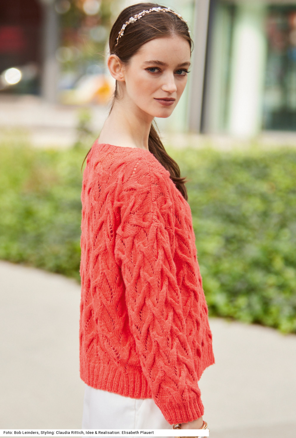 Modellansicht Bild 4: Pullover mit Zopf-Ajourmuster in Korallenrot