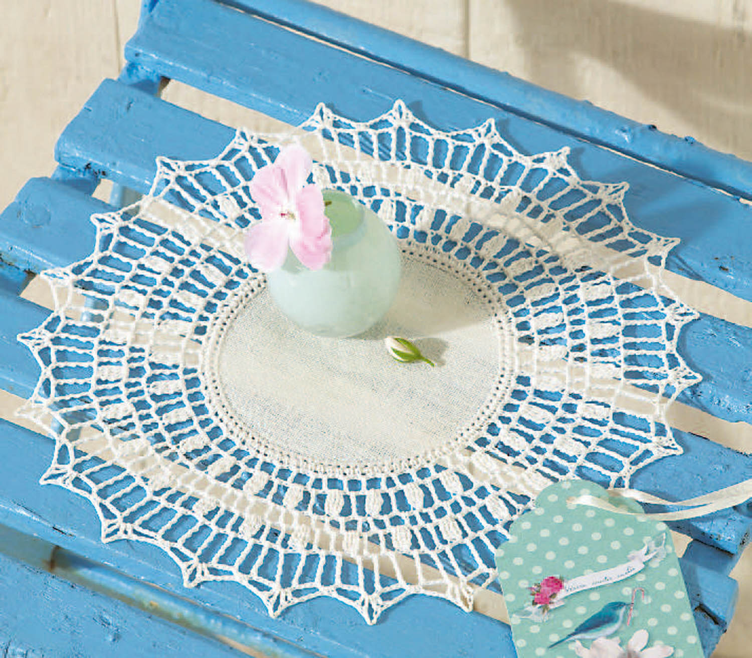 Handgefertigte Spitzen-Tischdecke in Weiß, kunstvoll gemustert. Modisches, einzigartiges Deko-Highlight.