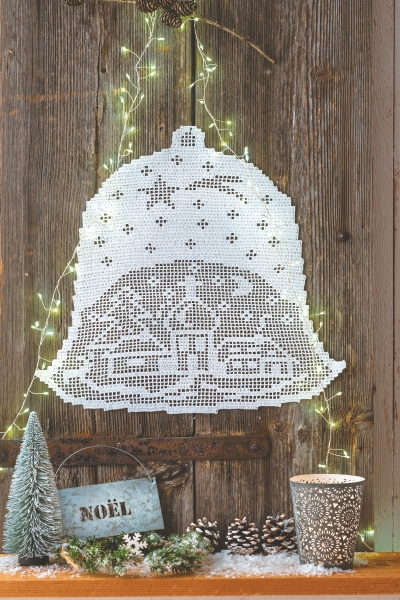 Handarbeit: Weiße Häkelglocke, detailliertes Muster, winterliches Design, verziert mit leuchtendem Akzent.