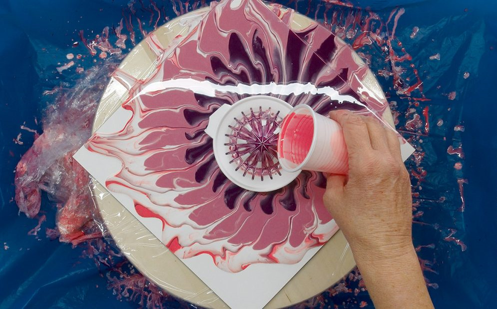 Fließendes Farbspiel in Rosa- und Purpurtönen, abstraktes Muster, DIY-Handarbeit, kreatives Kunstwerk.