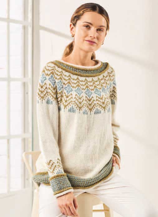 Weißer Pullover mit blau-goldenem Skandinaviermuster. Handgemacht, modisch, legerer Schnitt, warme Erdtöne.