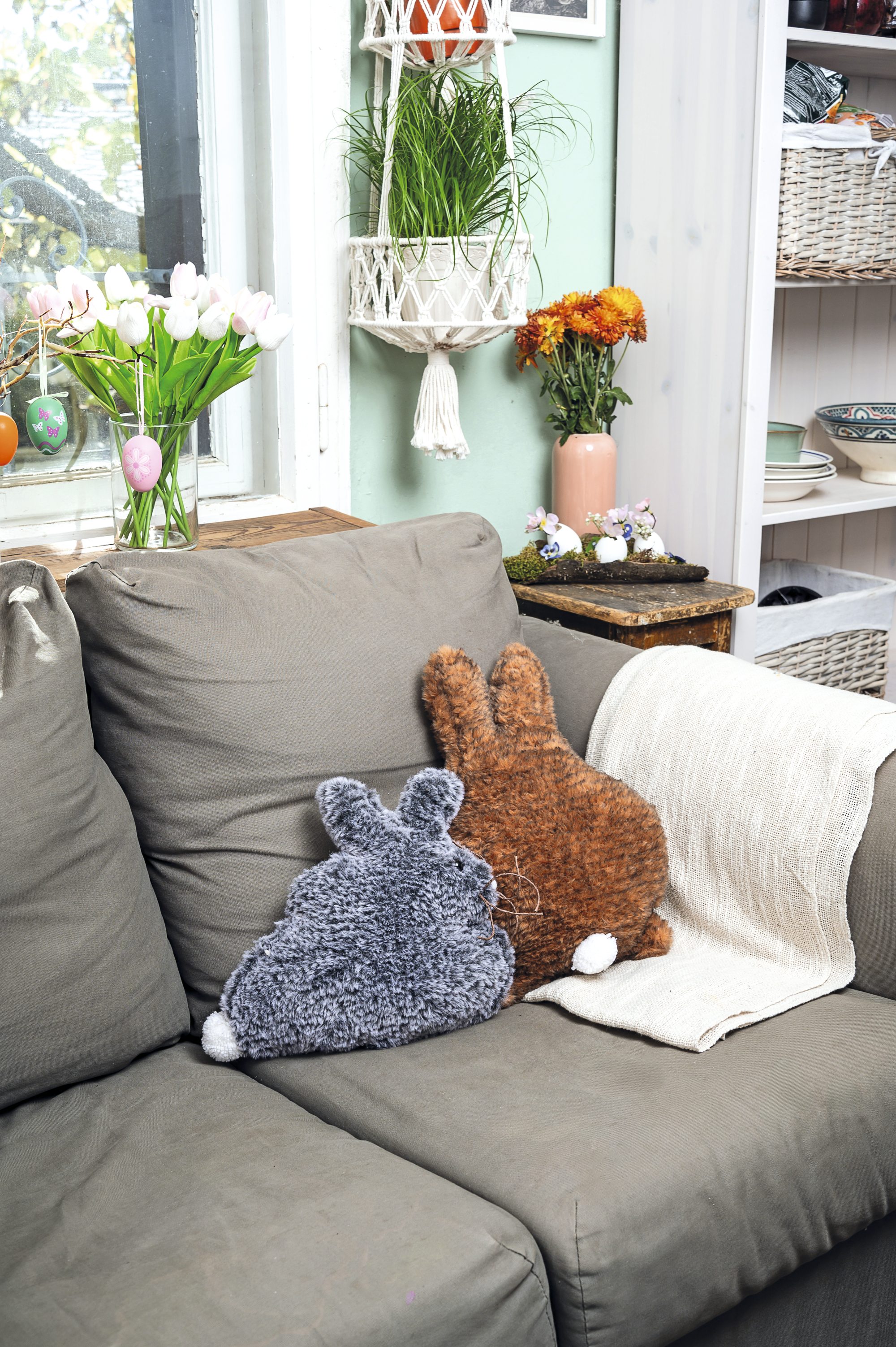 Handgemachte Kissen im Häschen-Design, flauschig, grau und braun, perfekt für gemütliche Abende.