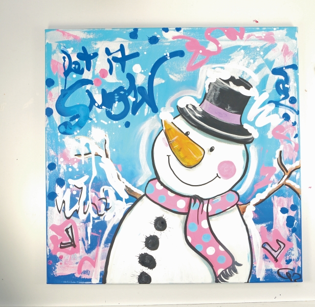 Bunter Schneemann mit rosa Punkteschal, schwarzem Hut. Lebhaftes DIY-Design in Blau und Rosa.