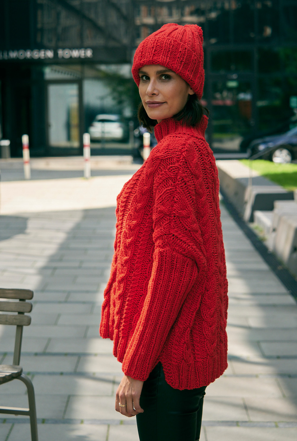 Roter Pullover mit Aranmuster und Mütze