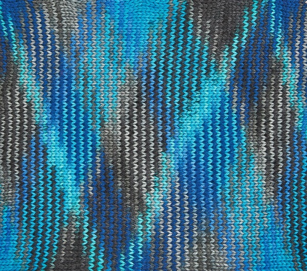 Blau-graues Strickmuster, modisch, handgemacht. Sanfte Farbverläufe mit einzigartigen, kreativen Akzenten.