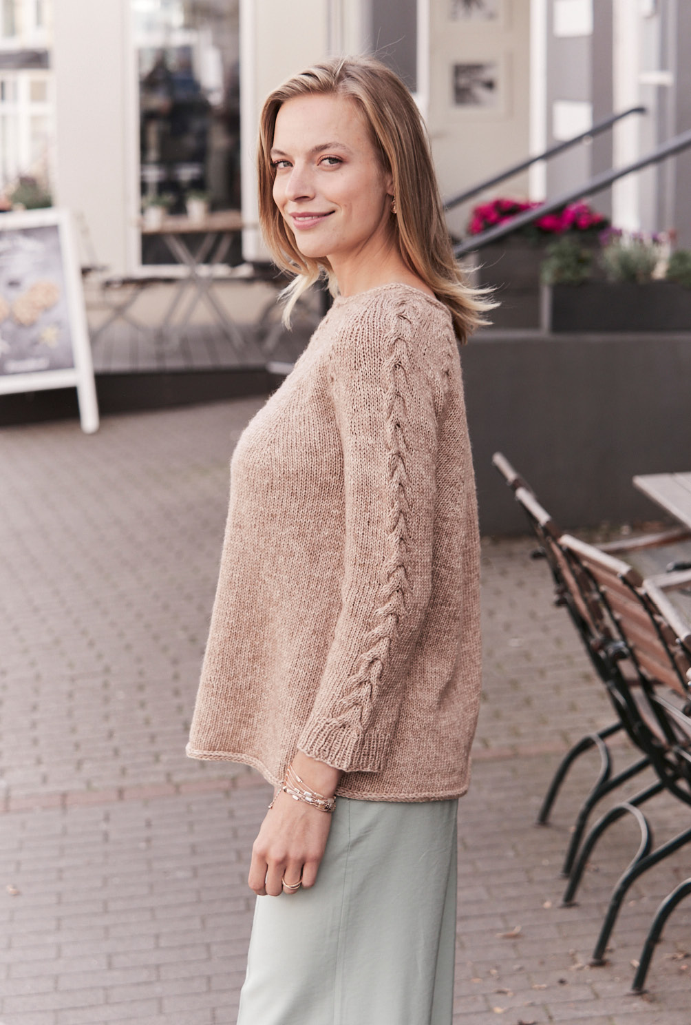 Camelfarbener Pulli mit Rundpasse