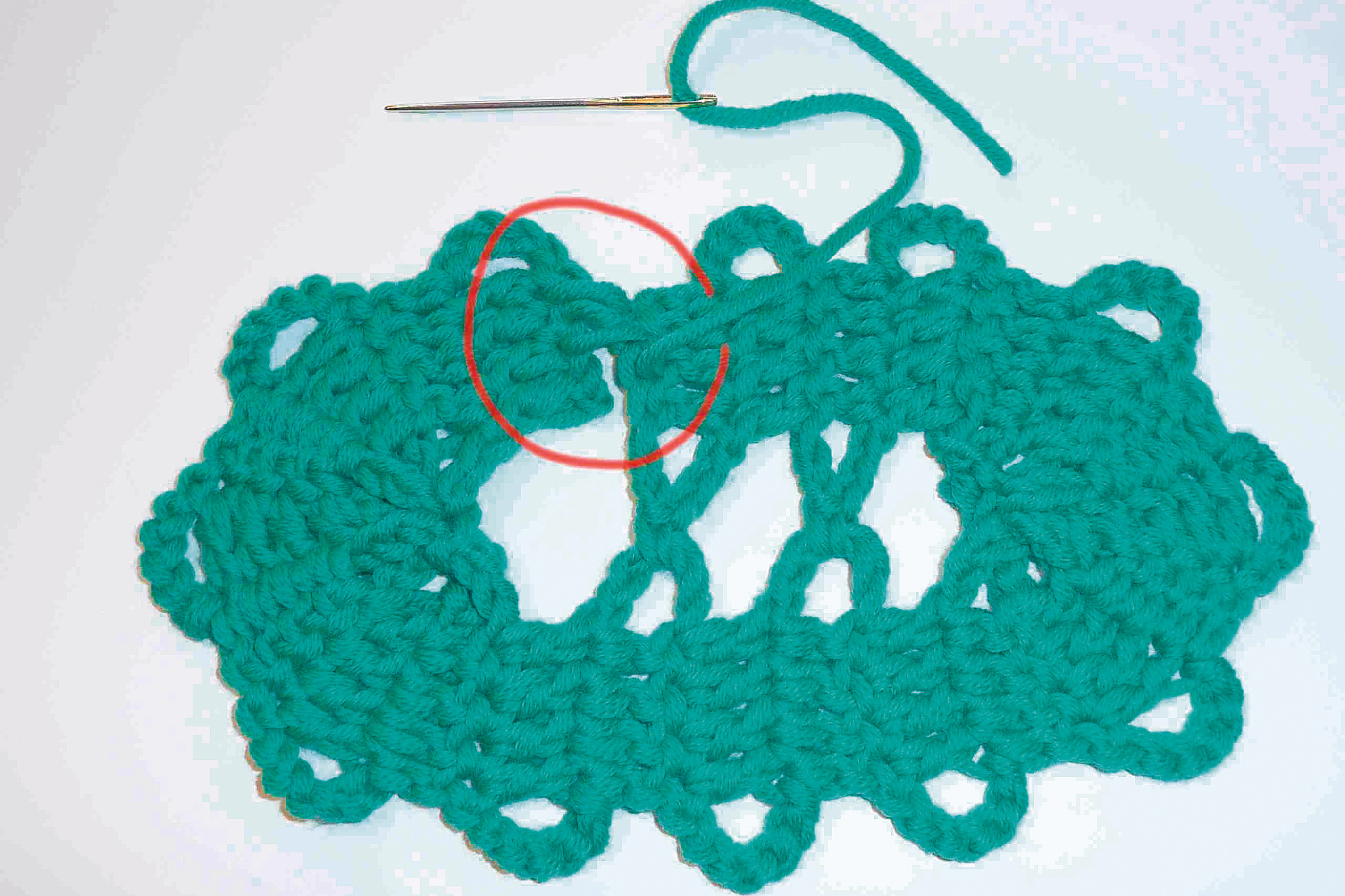 Handgemachtes, türkisfarbenes Muster mit Schleifenoptik. DIY-Look, ideal für modische Accessoires.