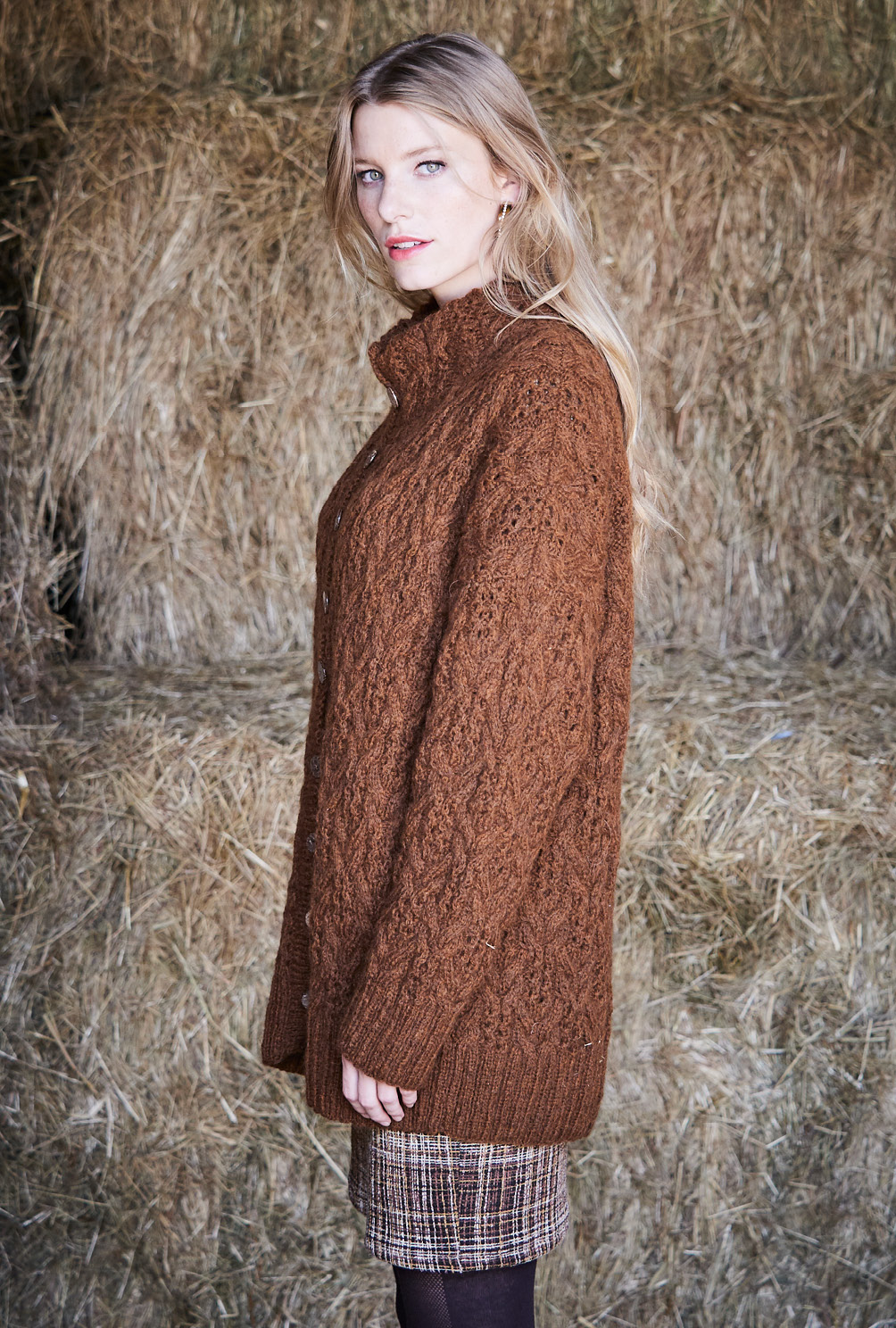 Modellansicht Bild 3: Oversize-Jacke mit Zopf-Ajourmuster in Braun