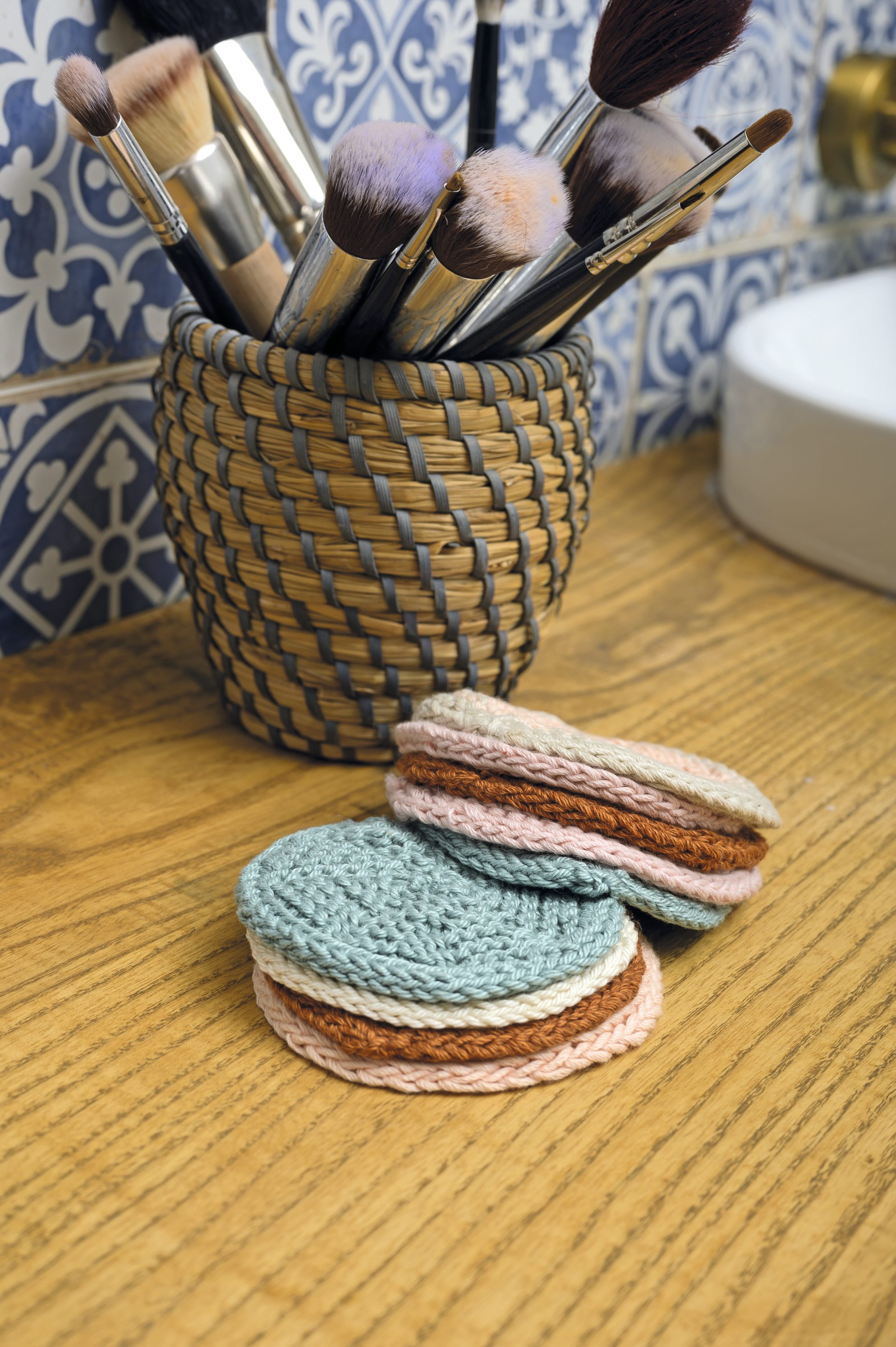 Pastellfarbene, gestrickte Abschminkpads, soft und umweltfreundlich, DIY-Charme.