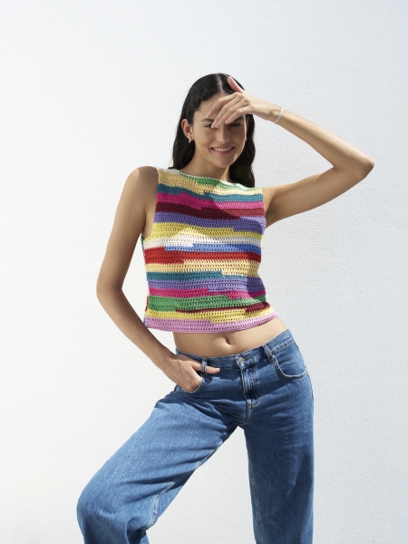 Bunt gestreiftes, handgemachtes Top, modisch kurz geschnitten. Kombiniert mit lässigen blauen Jeans.