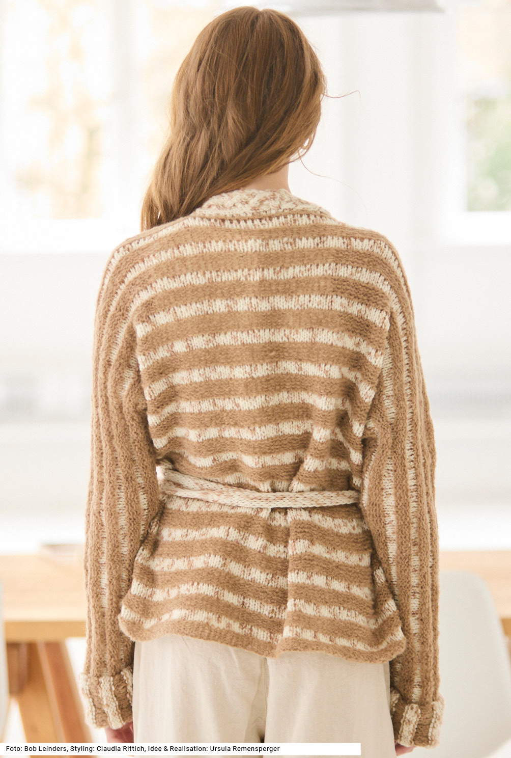 Modellansicht Bild 5: Gestreifte Wickeljacke