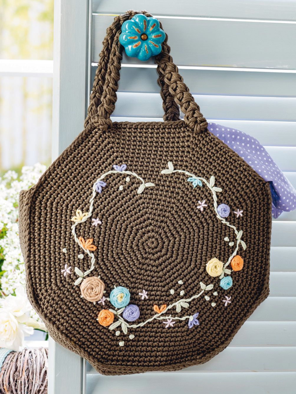 Modellansicht Bild 1: Olivgrüne Häkeltasche mit aufgestickten bunten Blütenranken