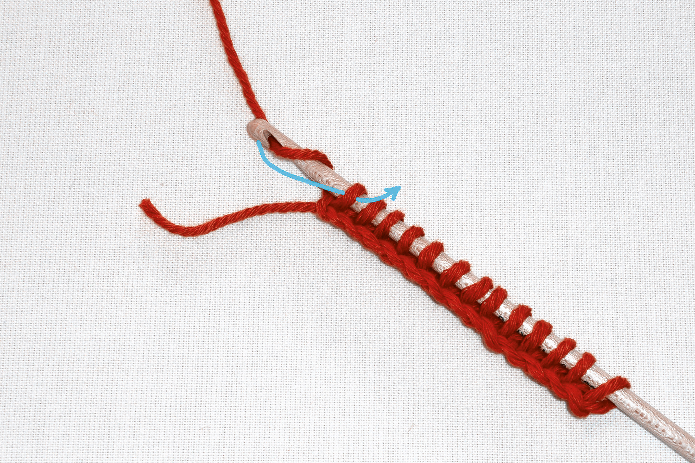 Rote Häkelarbeit in geradem Muster. Modisch, handgemacht, diy.