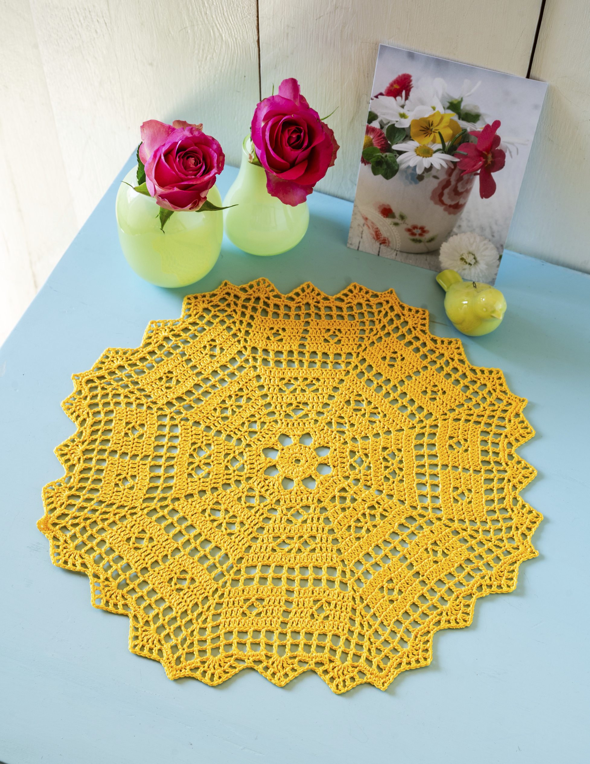 Gelbes, handgemachtes Häkeldeckchen mit filigranem, geometrischem Muster. Perfekt für stilvolle Tischdekoration.