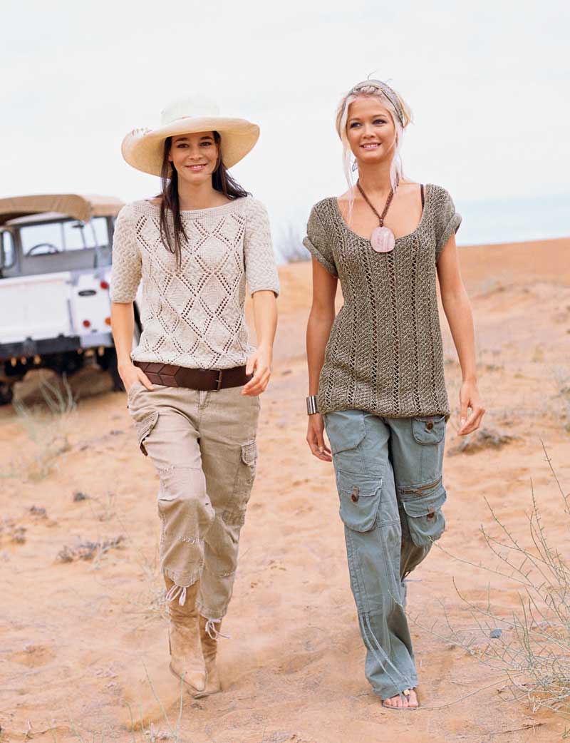 Selbstgemachte Strickoberteile in hellem Beige und Oliv. Bequeme Cargohosen, Boots und Sandalen, ideal für Abenteuer.