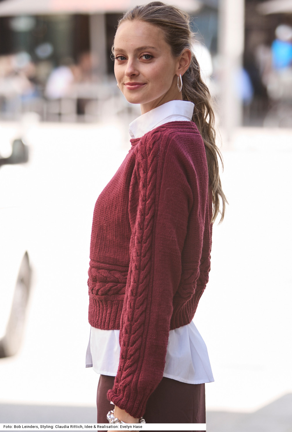 Modellansicht Bild 3: Quergestrickter Pullover mit Zopfmuster