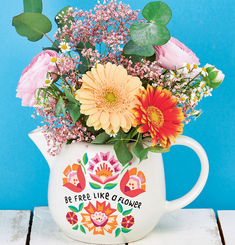 Bunte Kanne mit floralen Mustern, DIY-Style, ideal für Blumenarrangements, handbemalt, kreativ, lebendig.