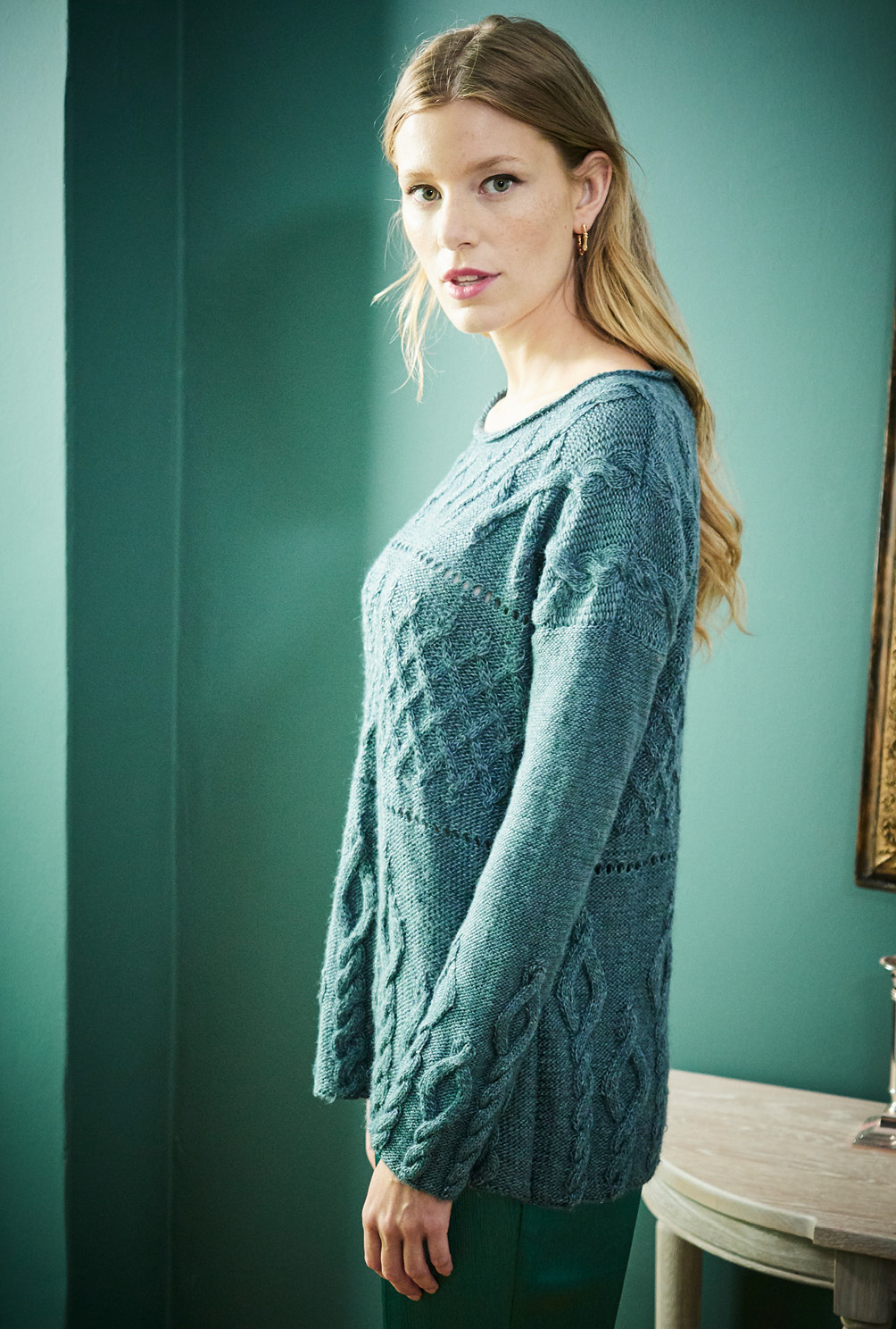 Modellansicht Bild 3: Pulli mit Mustermix in Petrol