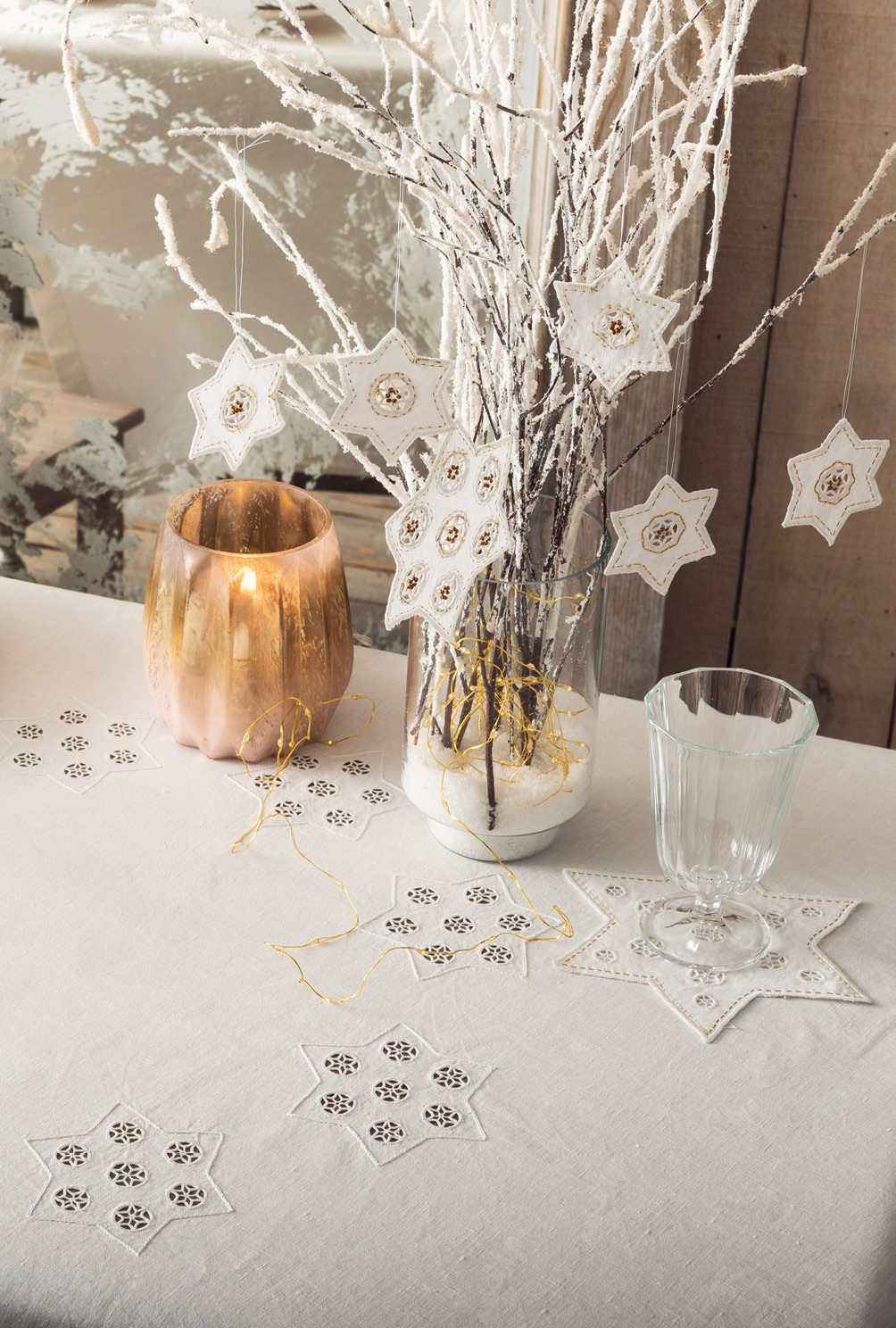 Modellansicht Bild 5: Mit Sternen bestickte Tischdecke, Sternenuntersetzer und -anhänger sowie Stulpen