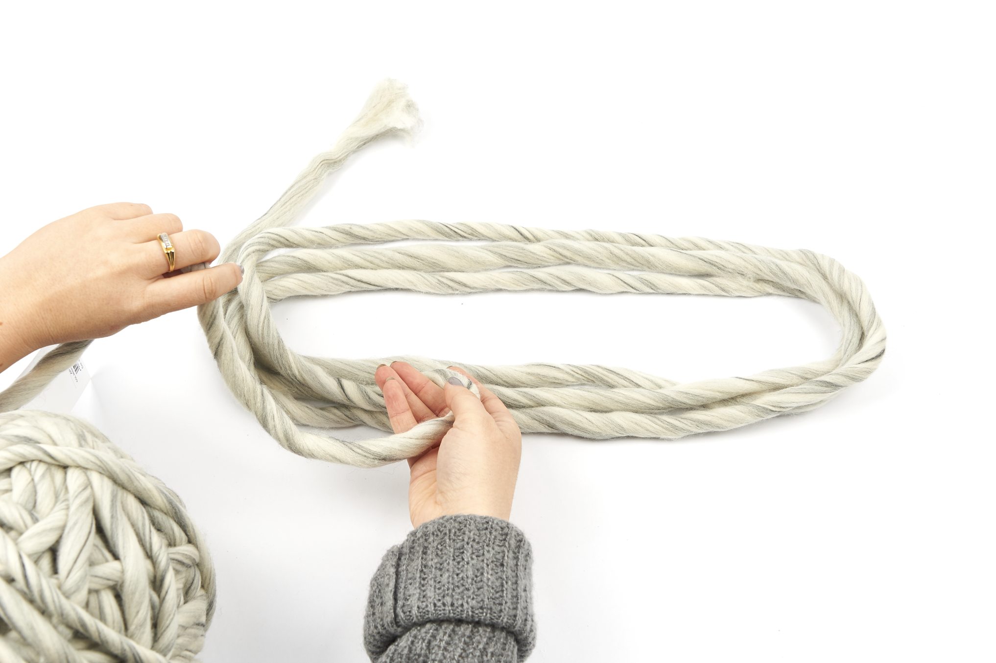 Handschlaufen in Grau, dickes Garn, handgemacht, DIY, kreativ, gestrickt, modische Handarbeit.