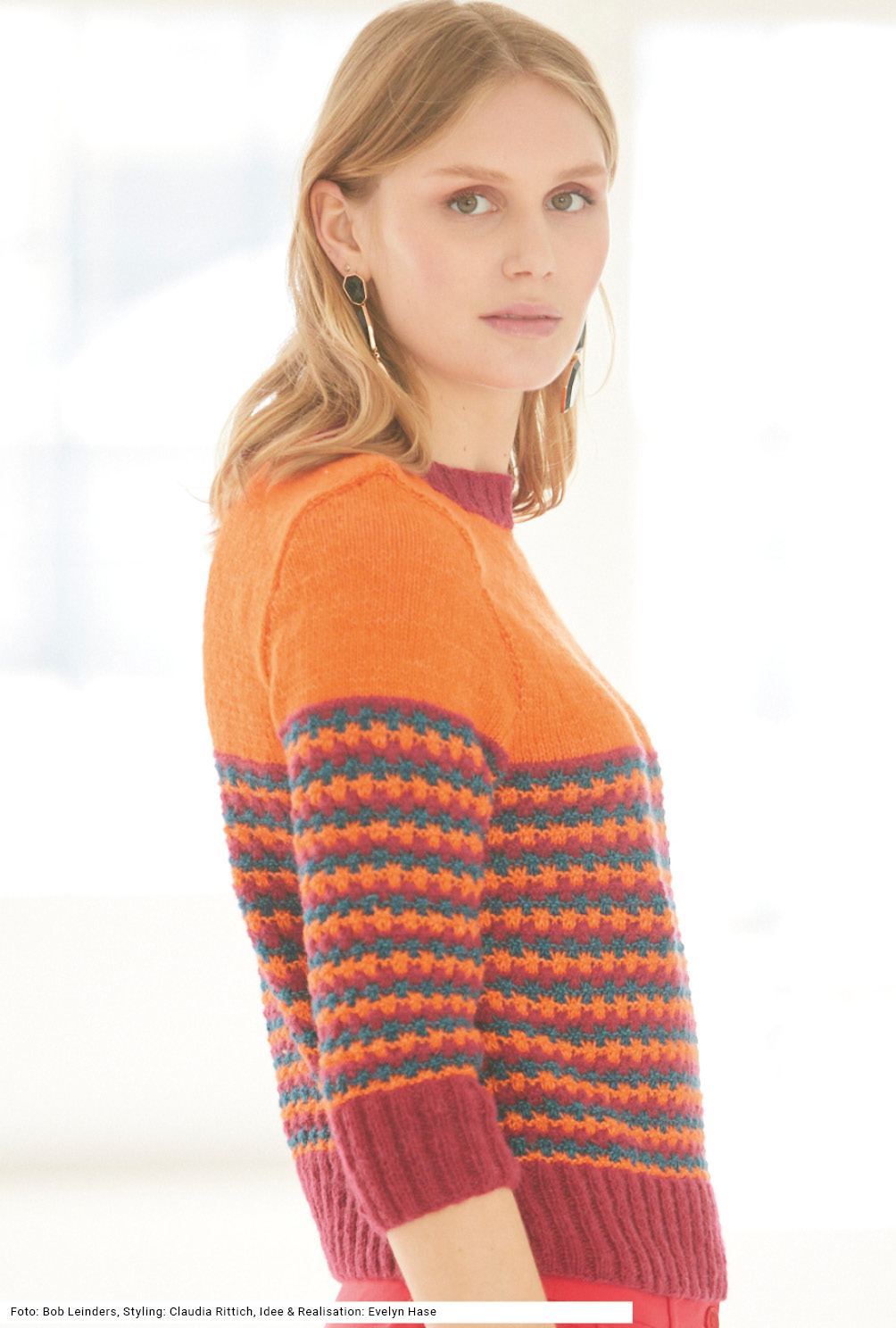 Modellansicht Bild 4: Pulli mit Hebemaschenmuster in Weinrot, Orange und Petrol