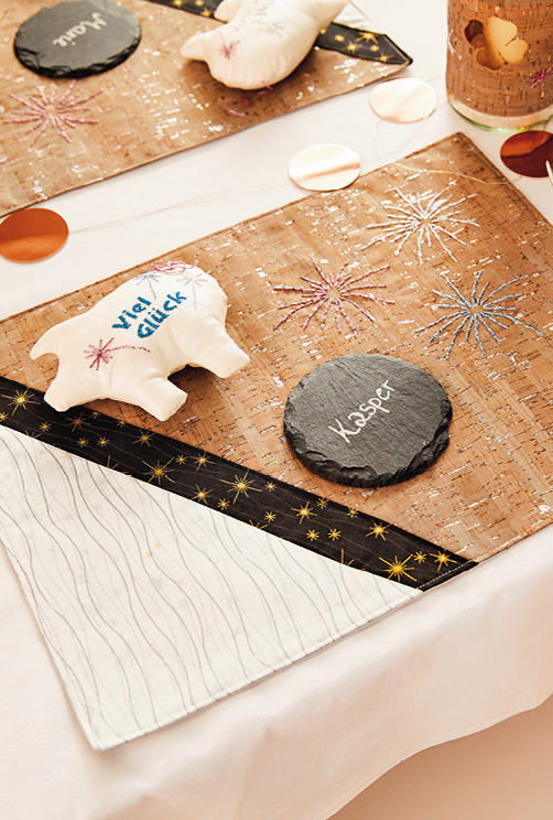 Modellansicht Bild 2: 4er-Set aus Tischsets, Teelichthüllen und Glücksschweinchen aus Stoff in Grau-Silber