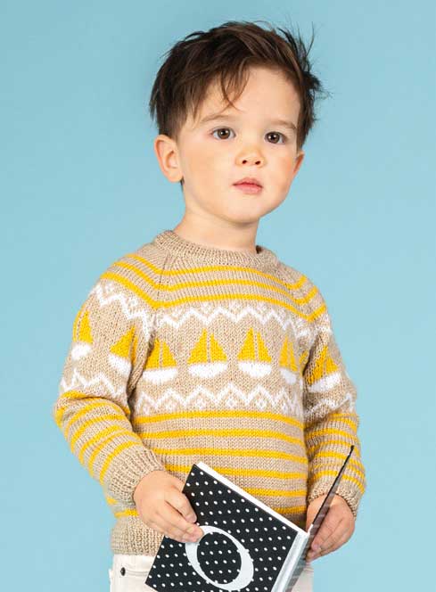 Strickpullover in Gelb und Beige mit Muster aus Booten und Zickzack, handgemacht und stilvoll.